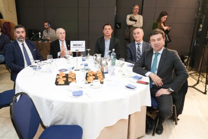 Sergio Sanz, subdirector de CARTIF; José R. Perán, director general CARTIF; Gonzalo Cebrián, Dtor. Banca e Instituciones Caixabank, José Antonio Arias, gerente El Mundo; Rubén García, director de Instituciones en CyL Banco Santander..  Club de Prensa: Ciudades digitales, ciudades sostenibles. / J. M. LOSTAU