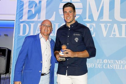 BALONMANO- GARRA (Tecnicalor) ABEL SERDIO. El asturiano ha dejado claro en Huerta del Rey de qué pasta está hecho en su primer curso en el Atlético Valladolid. Pieza clave en el esquema de Nacho González, ha lucido un carácter que le ha valido para llevarse el premio a la garra, entregado por Ricardo Zan, gerente de Tecnicalor.