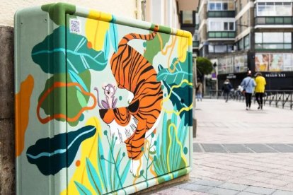 Mural 'Cuentos Urbanos', de Tamara Anegón, en la plaza España. -CREART VALLADOLID