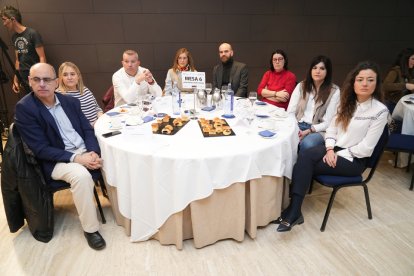Javier Barrientos, Ejecutivo de Cuentas Telefónica; Esther Honrubia, Ejecutiva de Cuentas Telefónica; Carlos Saldaña, Jefe de Ventas Empresas Telefónica; Marta García, Jefa de Unidad I+D+I INTRAS; David Fernández, Jefe de Servicios Personas y Talento INTRAS; Eva Iglesias, Jefa de Servicio RRII y Comunicación INTRAS;  Virginia del Río, Jefa de Servicio Tecnología en infraestructuras INTRAS; Ana González, Gestión Económica y Financiera INTRAS..  Club de Prensa: Ciudades digitales, ciudades sostenibles. / J. M. LOSTAU