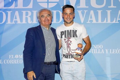 FÚTBOL- MEJOR JUGADOR (Nissan Eylo Motor) JOSE. La irrupción del delantero ha supuesto un chorro de aire fresco en Zorrilla. Ha aportado mucho más que goles para firmar una temporada que no pudo cerrar con el ascenso. Mejor Jugador del curso, un premio entregado por José Luis Valdivielso, gerente de Nissan Eylo Motor y Renault Vasa Arroyo.