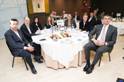 Eduardo Gordaliza, Director de Comunicación de ACOR; Jesús Posadas, Presidente de ACOR; Leticia Mingueza, Presidenta ATACyL; Marisa Vázquez, Directora de Informativos RTVCyL; Juan Manuel Guimerans, Gerente Ayto. Valladolid Sociedad; Leandro Martín, vicepresidente FUNDOS CyL; Santiago Campos, presidente Comisión Relaciones Institucionales CEOE Valladolid..  Club de Prensa: Ciudades digitales, ciudades sostenibles. / J. M. LOSTAU