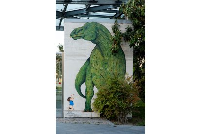 Mural 'Cazando a Robert Muldoon', de Gaspar Francés, en la plaza de Portugalete. -CREART VALLADOLID