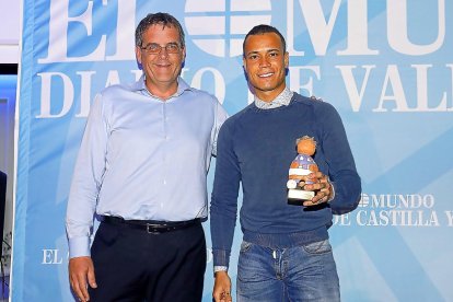 FÚTBOL- GARRA (Adarsa Mercedes-Benz) DE TOMÁS. Roberto Pérez Madroñero, gerente de Adarsa Mercedes-Benz, fue el encargado de entregar el trofeo a Raúl de Tomás. El canterano del Real Madrid vivió una gran progresión desde su llegada a Zorrilla. Su buen estado de forma en la segunda vuelta hizo soñar a la afición con el ascenso.