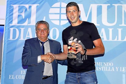 BALONCESTO- MEJOR JUGADOR (Valladolid Wagen) SERGIO DE LA FUENTE. Abanderado, sin discusión, del Comercial Ulsa en su camino a la LEB Oro. El jugador vallisoletano se alzó con el MVP de la Liga, lo que ha llevado como premio el reconocimiento como Mejor Jugador, galardón entregado por Juan Carlos Izquierdo, director de ventas de Valladolid Wagen.