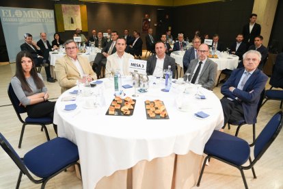 Tamara Fernández, Directora Comercial El Mundo; Ángel Pérez, Teniente de alcalde Ayuntamiento de Boecillo; César López, alcalde de Serrada, Alfonso Romo, Diputado NNTT y Administación Electrónica Diputación de Valladolid; Juan Carlos Hernández, Concejal Recursos Humanos Ayto. Valladolid; Félix Cano, Vicepresidente Cámara de Comercio de Valladolid..  Club de Prensa: Ciudades digitales, ciudades sostenibles. / J. M. LOSTAU