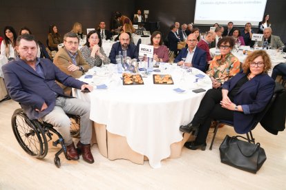 Francisco Sardón, presidente PREDIF Castilla y León; Francisco Ferreira, Portavoz PSOE Diputación de Valladolid; Alicia Villar, Subdelegada del Gobierno en Valladolid; Felipe Ramos, Subdirector El Mundo Diario de Castilla y León; Sara Galván, Senadora PSOE; Luis Vélez, Concejal Espacio Urbano Ayto. Valladolid; Rafi Romero, Concejala Servicios Sociales Ayto. Valladolid; Charo Chávez, Concejala de Innovación Ayto. Valladolid..  Club de Prensa: Ciudades digitales, ciudades sostenibles. / J. M. LOSTAU