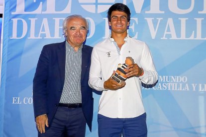 RUGBY- MEJOR JUGADOR (Renault Vasa Arroyo JUANRAMOS. José Luis López Valdivielso, gerente de Renault Vasa Arroyo, entregó el premio al jugador delSilverStorm El Salvador Juan Ramos. El internacional ‘chamizo’ fue una de las figuras de un equipo blanquinegro que realizó una temporada en la que disputó todas las finales y ganó la Copa Ibérica.