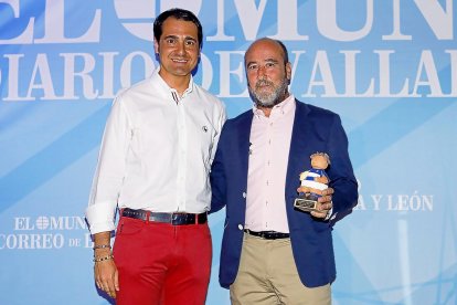 RUGBY- GARRA (Emina) GAVIDI. El fiyiano es uno de los bastiones de un VRAC Quesos Entrepinares que ganó Liga y  Supercopa. Gavidi está con la selección y el presidente del club, Chema Valentín-Gamazo, recogió el trofeo de manos de Roberto Sanz, director de Comunicación y Relaciones Externas del Grupo Matarromera.