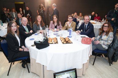 Paz Bringas, Jefa de Relaciones Institucionales de Iberdrola; Miguel Calvo, delegado CyL Iberdrola, Virginia Barcones, Delegada del Gobierno en Castilla y León; Adriana Ulibarri, Presidenta Edigrup Media; Pedro Herrero, Concejal de Planificación Ayto  de Valladolid; Javier Alonso Director CyL Telefónica; María José Gutiérrez, Directora de Comunicación Telefónica Zona Centro. Club de Prensa: Ciudades digitales, ciudades sostenibles. / J. M. LOSTAU