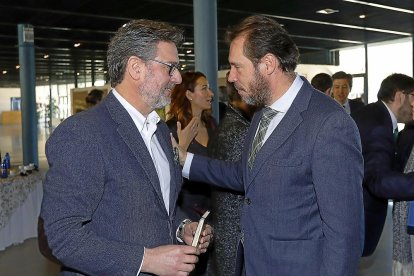 José Luis Vázquez, alcalde del Real Sitio de San Ildefonso, junto a Óscar Puente.