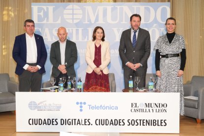 Pablo R. Lago, Pablo Gómez, Beatriz Herranz, Óscar Puente y Ángela de Miguel antes del Club de Prensa: Ciudades digitales, ciudades sostenibles. / J. M. LOSTAU