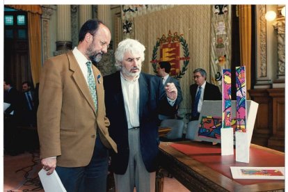 Presentación del proyecto en la casa consistorial de dos obeliscos de 10 metros de altura que formarán 'Las puertas de Valladolid' en 1997 .-ARCHIVO MUNICIPAL DE VALLADOLID