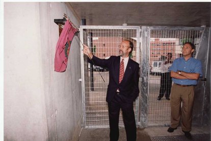 El alcalde de Valladolid, León de la Riva, descubriendo la placa inaugural de las pistas de tenis de Covaresa en 1998
 .-ARCHIVO MUNICIPAL DE