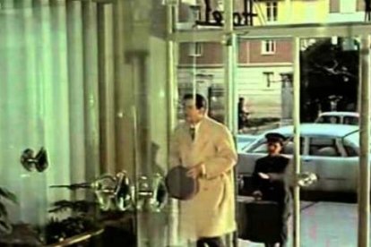 Alberto Closas entrando en el Hotel Felipe IV en 'Una muchachita en Valladolid'