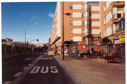 Vista de una parada de autobuses en la carretera de Rueda en 2003 .-ARCHIVO MUNICIPAL DE VALLADOLID
