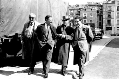 Juan Antonio Bardem (izquierda) con Vicente Escudero (derecha) en el rodaje de 'La Coquito' en Valladolid. -E.M.