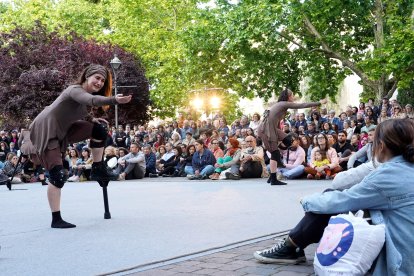 Espectáculo 'Migrare' de la compañía valenciana Maduixa en el Festival Internacional de Teatro y Artes de Calle de Valladolid.-ICAL