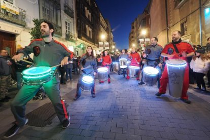 Batucada de Carnaval en las calles de Valladolid. -PHOTOGENIC.