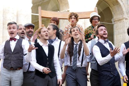 Espectáculo 'Migrare' de la compañía valenciana Maduixa en el Festival Internacional de Teatro y Artes de Calle de Valladolid.-ICAL