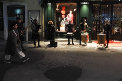 Batucada de Carnaval en las calles de Valladolid. -PHOTOGENIC.