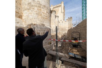 El alcalde, Roberto Díez, señala dónde se va a instalar un puente levadizo. / PABLO REQUEJO