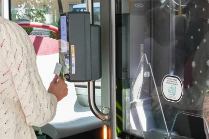 Vuelve el pago en metálico a los autobuses de Auvasa. J. M. LOSTAU