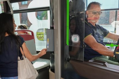 Vuelve el pago en metálico a los autobuses de Auvasa. J. M. LOSTAU