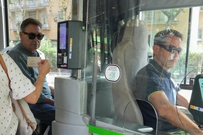 Vuelve el pago en metálico a los autobuses de Auvasa. J. M. LOSTAU