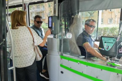 Vuelve el pago en metálico a los autobuses de Auvasa. J. M. LOSTAU