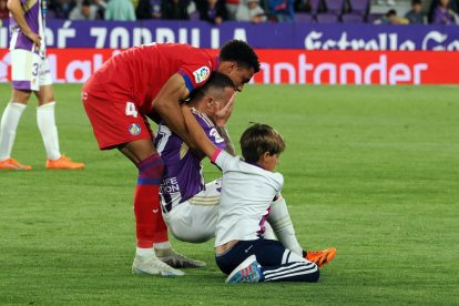 El niño consuela a Roque Mesa después del pitido final. PHOTOGENIC