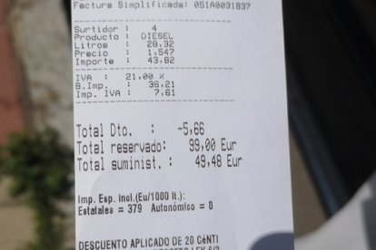 Imagen de un ticket con el descuento de 20 céntimos por litro aplicado.- E.M.