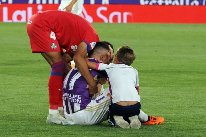 El niño consuela a Roque Mesa después del pitido final. PHOTOGENIC