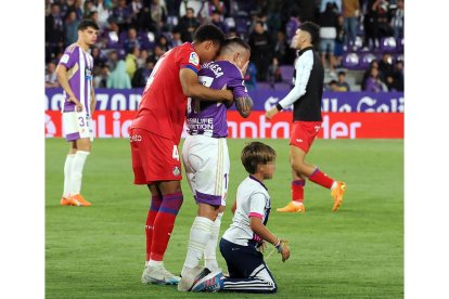 El niño junto a Roque Mesa después del pitido final. PHOTOGENIC