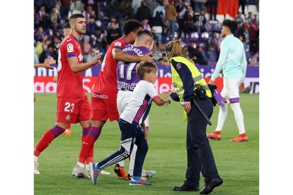 El niño tras consolar a Roque Mesa después del pitido final. PHOTOGENIC
