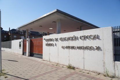 Centro de educación especial en la calle Antonio Machado .-J.M. LOSTAU