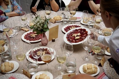 Almuerzo celebrado por el Consejo Regulador de la IGP ''Cecina de León'', en el que seis cocineros con Estrella Michelin ponen en valor las cualidades culinarias del producto.- ICAL
