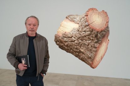 Reche, junto a su escultura de poliestireno pintado, ayer en la Sala 0 del MPH. | J. M. LOSTAU