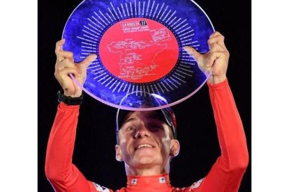 Roglic con el Trofeo realizado en La Fábrica de Cristales de La Granja (Segovia). E. M.