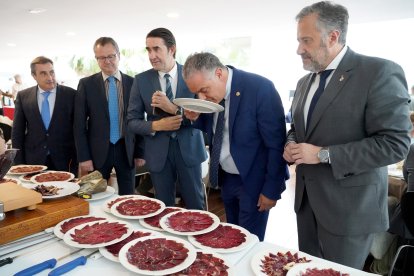 Los consejeros de Medio Ambiente, Vivienda y Ordenación del Territorio, Juan Carlos Suárez-Quiñones, y de Agricultura, Ganadería y Desarrollo Rural, Gerardo Dueñas, así como el presidente de las Cortes de Castilla y León, Carlos Pollán, asisten al almuerzo celebrado por el Consejo Regulador de la IGP ''Cecina de León'', en el que seis cocineros con Estrella Michelin ponen en valor las cualidades culinarias del producto.- ICAL