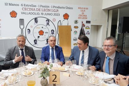 Los consejeros de Medio Ambiente, Vivienda y Ordenación del Territorio, Juan Carlos Suárez-Quiñones, y de Agricultura, Ganadería y Desarrollo Rural, Gerardo Dueñas, así como el presidente de las Cortes de Castilla y León, Carlos Pollán, asisten al almuerzo celebrado por el Consejo Regulador de la IGP ''Cecina de León'', en el que seis cocineros con Estrella Michelin ponen en valor las cualidades culinarias del producto.- ICAL