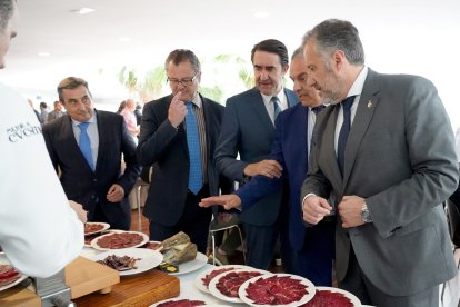 Los consejeros de Medio Ambiente, Vivienda y Ordenación del Territorio, Juan Carlos Suárez-Quiñones, y de Agricultura, Ganadería y Desarrollo Rural, Gerardo Dueñas, así como el presidente de las Cortes de Castilla y León, Carlos Pollán, asisten al almuerzo celebrado por el Consejo Regulador de la IGP ''Cecina de León'', en el que seis cocineros con Estrella Michelin ponen en valor las cualidades culinarias del producto.- ICAL