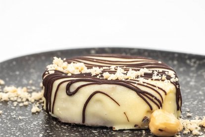 Phoskito de chocolate blanco con praline de avellanas de La Dársena de La Victoria. SABOREA VALLADOLID