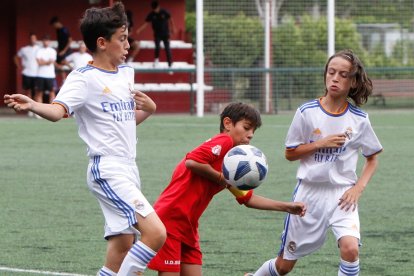 Una acción del encuentro entre el alevin de la UD Sur y el Real Madrid. / J. M. LOSTAU