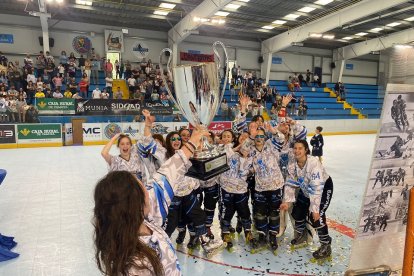 Munia panteras levanta la copa de campeón de Liga en Canterac. / G. V.