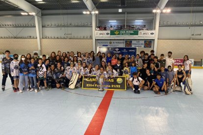 El equipo campeón posa con jugadores de la cantera que acompañaron al equipo en la final. / G. V.