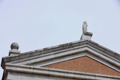 20230512. Valladolid. La cruz De la Iglesia de las esclavas del Sagrado corazón ubicada en la plaza El Salvador ha sido alcanzada por un rayo dejando cascotes por toda la plaza.