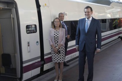 Inauguración de la línea de AVE que unirá Madrid - Valladolid - Palencia León La ministra de Fomento, Ana Pastor, y el Presidente del Gobierno, Mariano Rajoy, antes de subirse en el AVE inaugural en la estación de Chamartín.