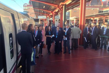 Inauguración de la línea de AVE que unirá Madrid - Valladolid - Palencia León El AVE inaugural estacionado en la vía 21 de Chamartín.