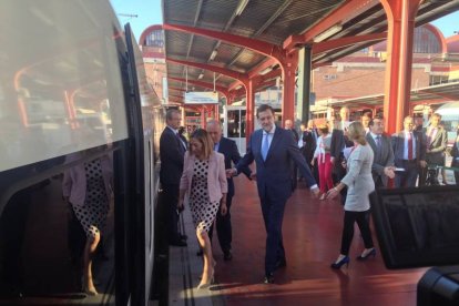 Inauguración de la línea de AVE que unirá Madrid - Valladolid - Palencia León El Presidente del Gobierno, Mariano Rajoy, cede el paso a la ministra de Fomento, Ana Pastor.